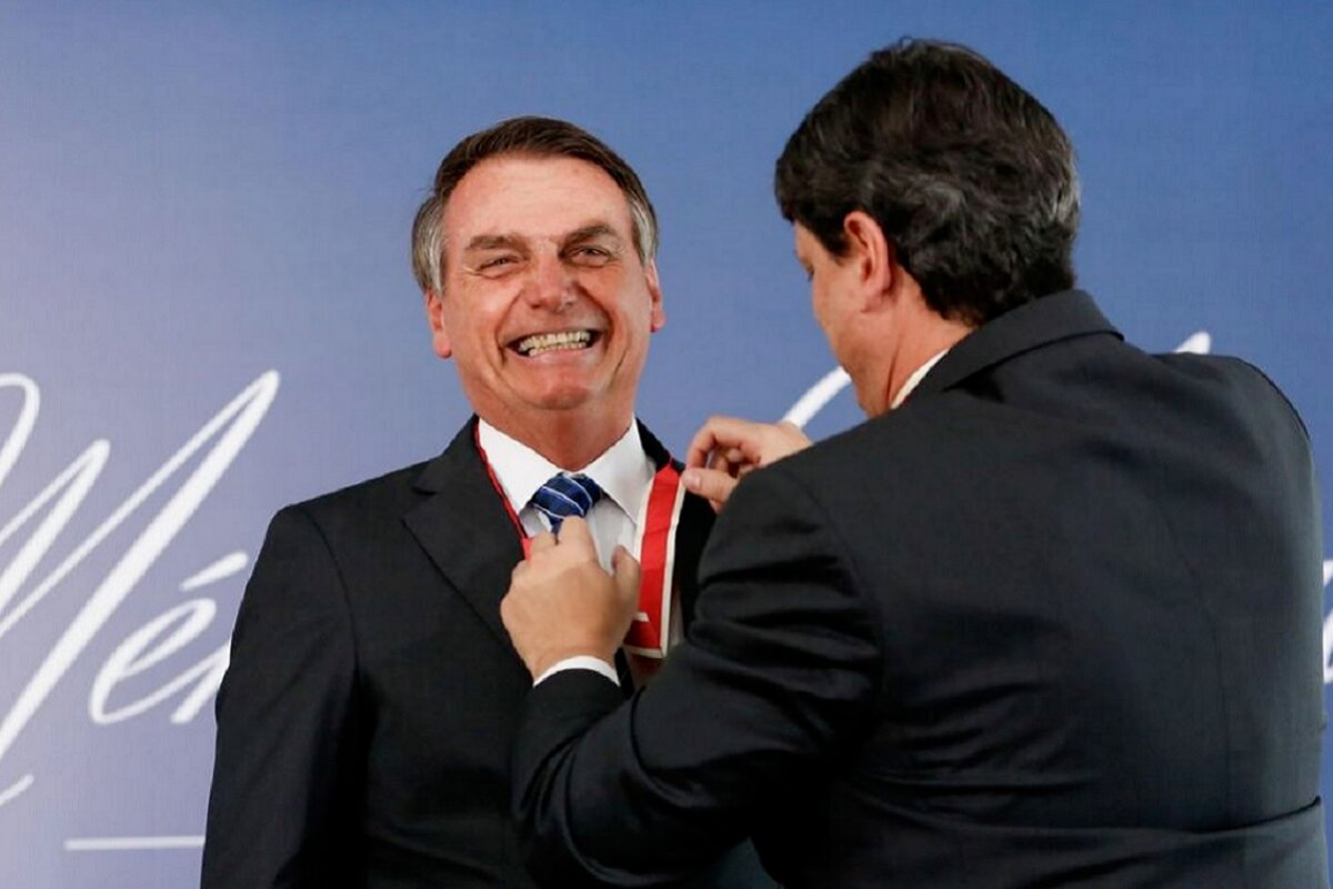 Presidente Bolsonaro concede medalha de mérito científico a si próprio