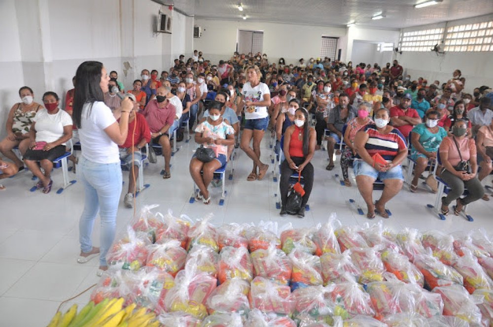 Prefeita Juliana de Chaparral realiza última entrega de 2021 dos kits de alimentação para mais de 2.460 alunos de Casinhas