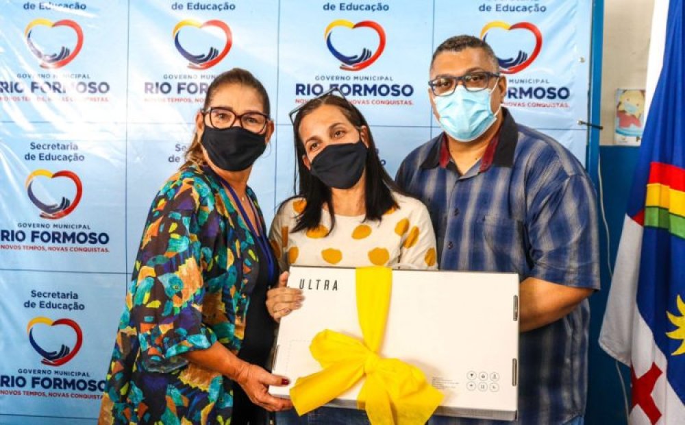 Gestão modelo – Isabel Hacker entrega notebooks para professores efetivos da Prefeitura de Rio Formoso