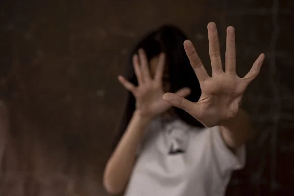 Filha de 14 anos manda mensagem para pai acusado de estupro: “Nojento”