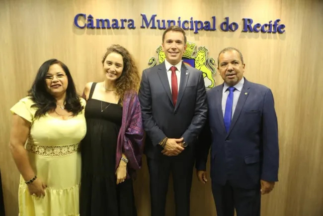 Por iniciativa de Hélio Guabiraba, deputado Felipe Carreras recebe honraria na Câmara Municipal do Recife