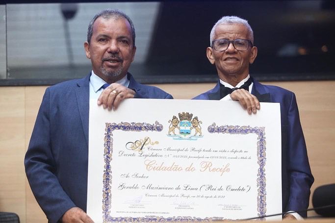 Em solenidade bastante prestigiada, Hélio Guabiraba concede Título de Cidadão do Recife a seu Geraldo, o “Rei do Omelete”