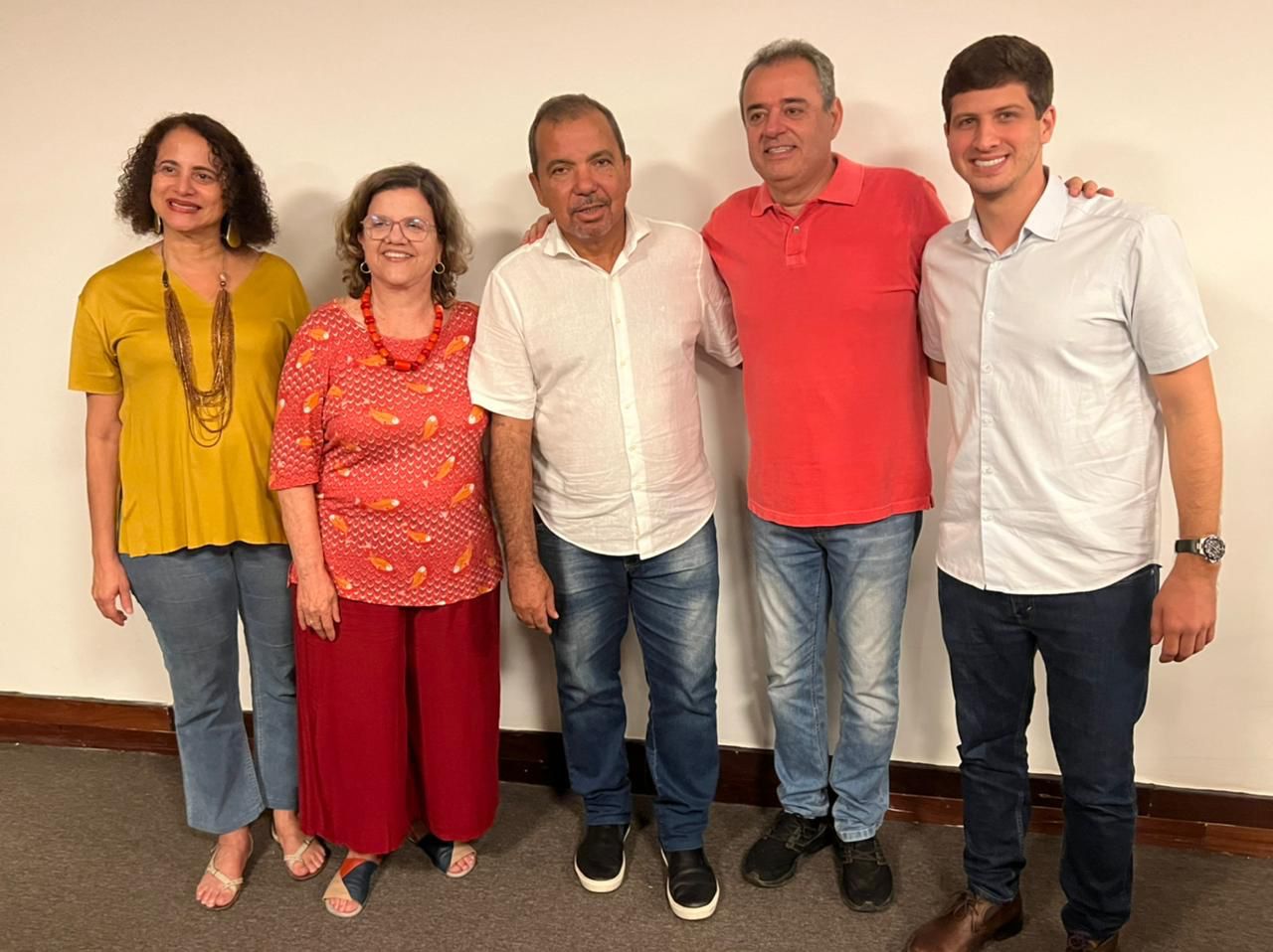 Durante encontro, João Campos e Danilo Cabral reforçam apoio a Hélio Guabiraba