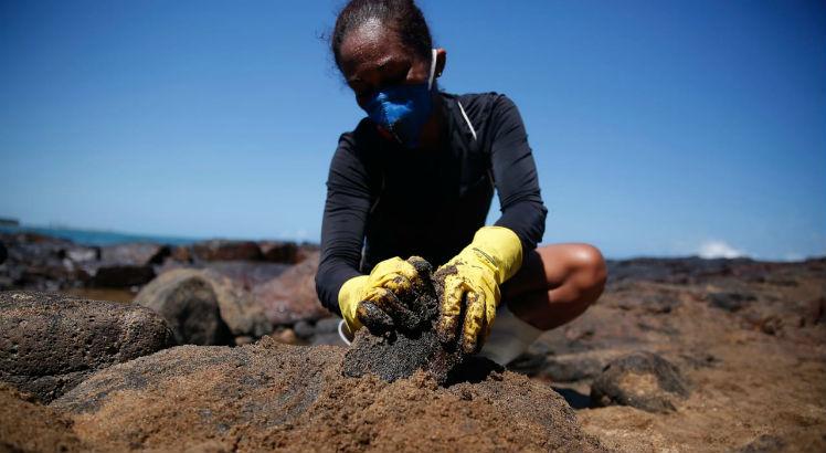 ÓLEO NAS PRAIAS: 14kg de resíduo são encontrados em duas novas praias de Pernambuco; saiba quais áreas já foram afetadas