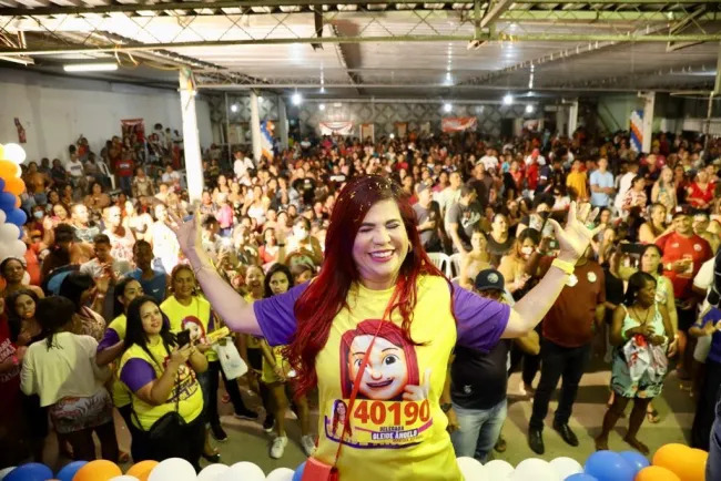 Delegada Gleide Ângelo é recebida por multidão na Zona Norte do Recife