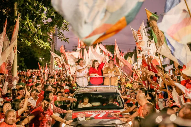 Caminhada e comício de Marília Arraes arrastam mais de 30 mil pessoas pelas ruas centrais do Recife