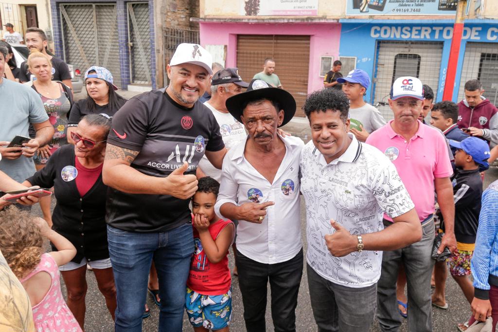 Isaac Ramos, do grupo evangélico Trazendo a Arca, participa de caminhada junto com Charlles e Tiringa