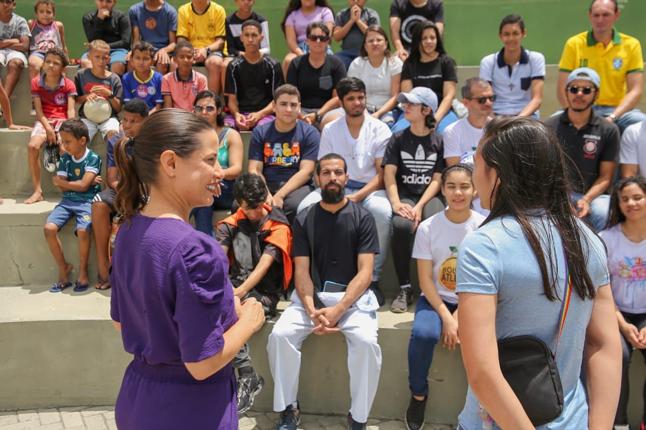 Raquel faz roda de diálogo com jovens no Monte Bom Jesus e reforça compromisso com qualificação profissional