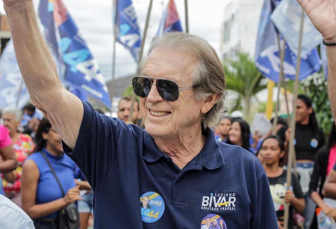 A uma semana da eleição, Luciano Bivar realiza carreata no Recife