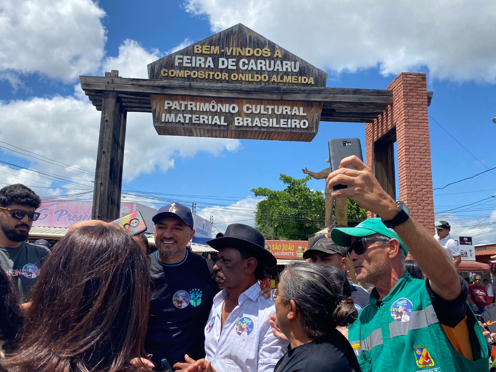 Charlles e Tiringa visitaram a feira de Caruaru nesta segunda-feira (19) com o objetivo de divulgar a campanha a Deputado Federal