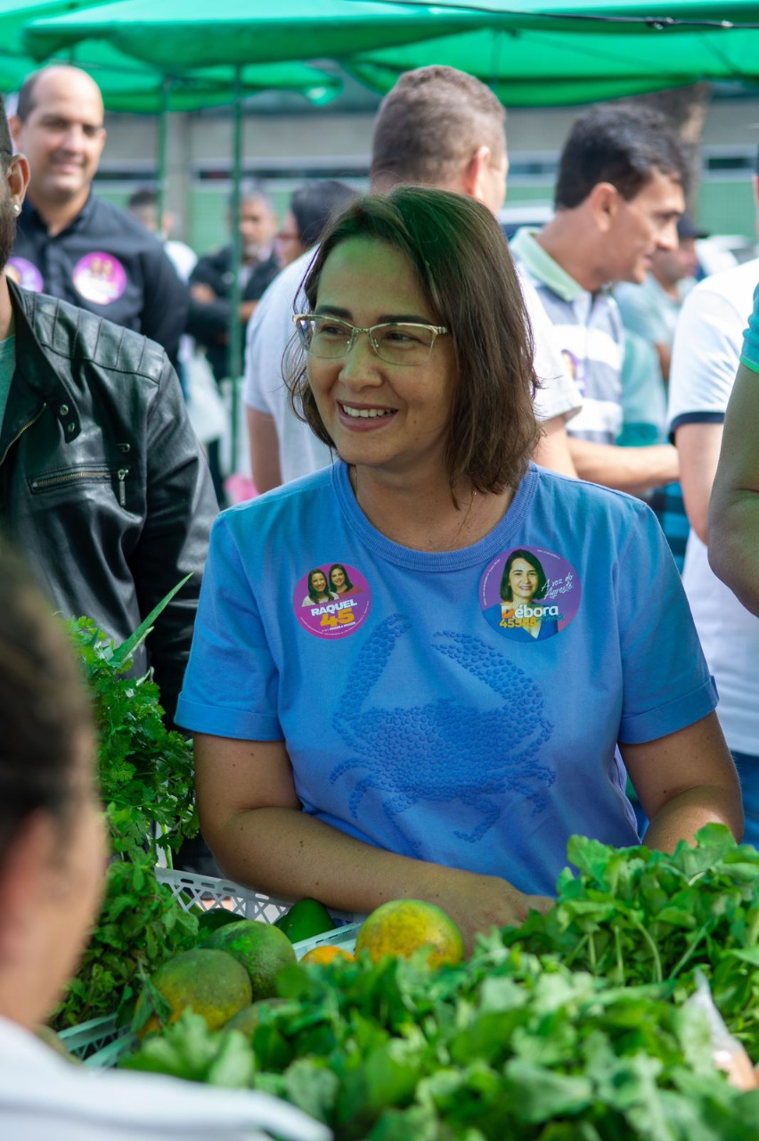 Aliados de Débora Almeida caminham com candidata na Feira da Agricultura Familiar em Caruaru