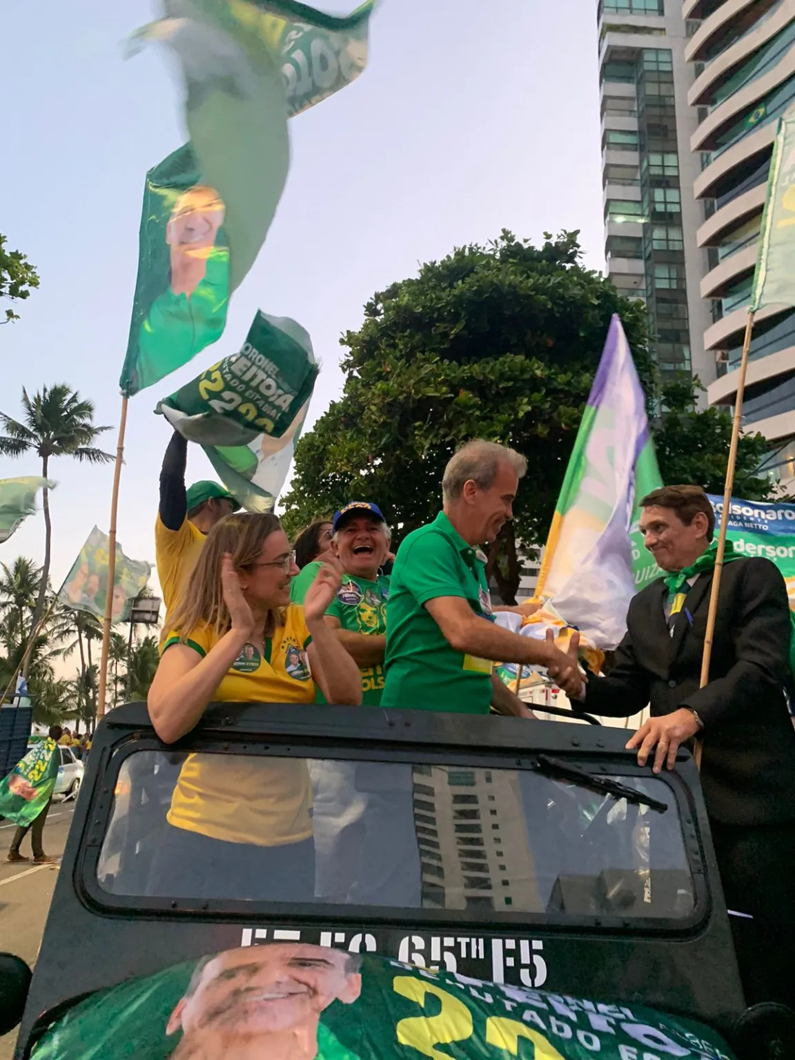 Sósia do Capitão Bolsonaro cumprimenta o Coronel Feitosa na avenida Boa Viagem