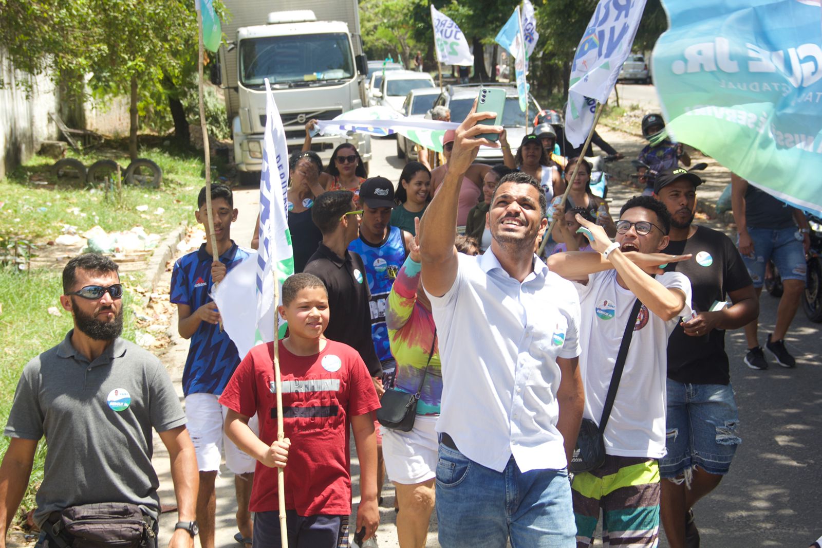 Bergue Junior realiza sua caminhada da vitória e reúne apoiadores na Macaxeira