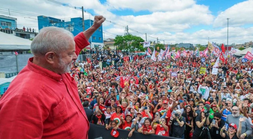 Lula chega ao Recife e é recebido por João Campos e PT para ato de campanha com Marília Arraes