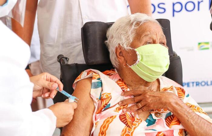 Prefeitura de Petrolina amplia vacinação contra a Covid-19 e disponibiliza quinta dose para pessoas com 80 anos e mais