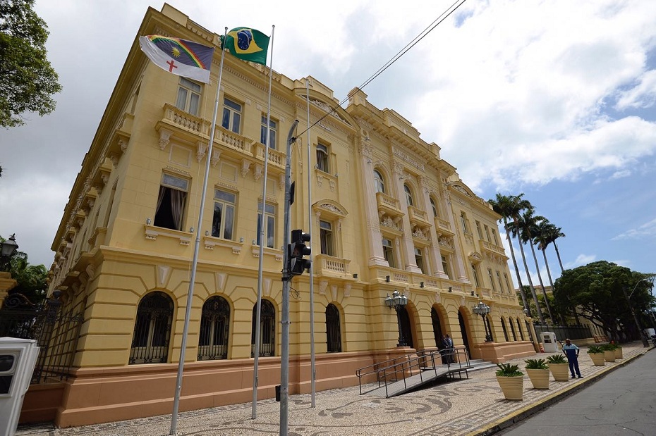 Governo de Pernambuco prepara expediente diferenciado para jogos do Brasil na Copa; veja horários