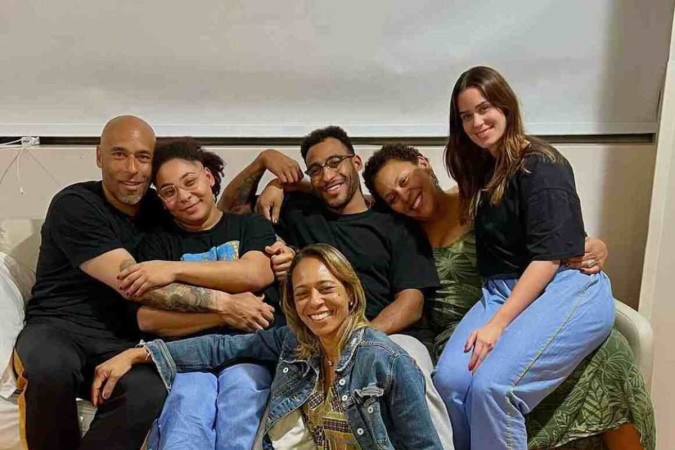 Filha de Pelé posta foto da família no hospital e agradece: “competentes e carinhosos”