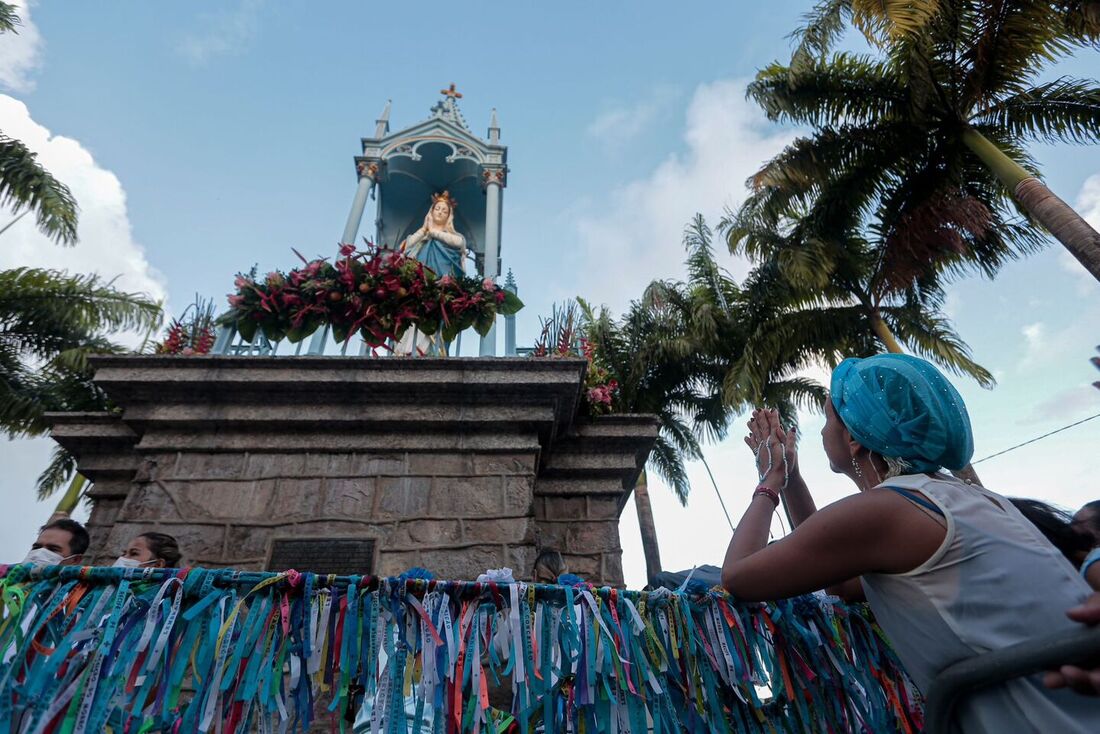 Milhares de fiéis sobem o Morro da Conceição para homenagear a padroeira afetiva do Recife