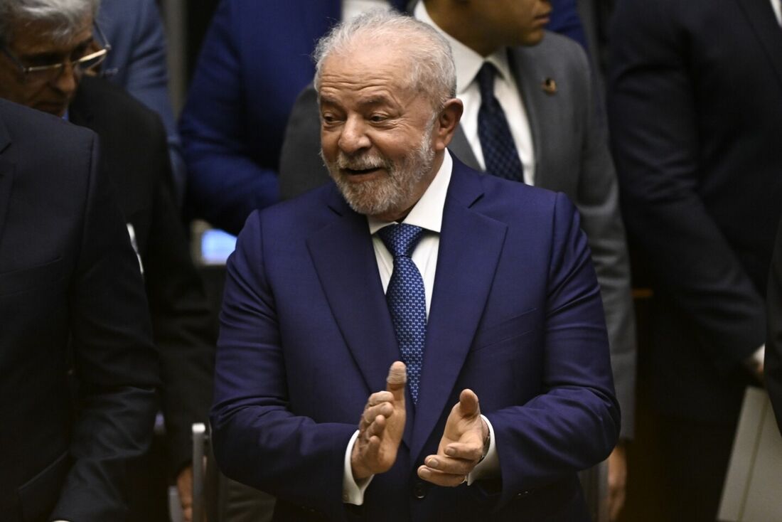 Primeiro ato de Lula garante Bolsa Família, desoneração sobre combustíveis e revoga decretos