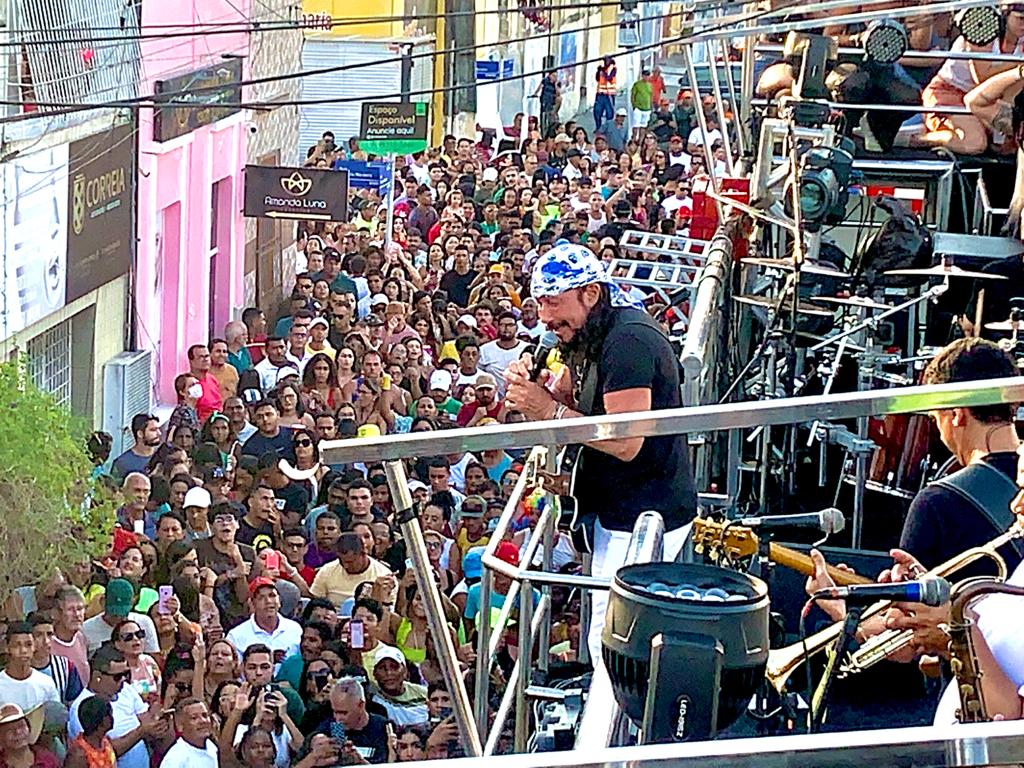 Trio elétrico do cantor Bell Marques arrastou uma multidão no último dia do pré-Carnaval de Goiana