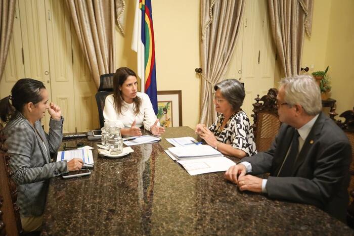 Raquel discute investimentos na educação com representantes da UPE