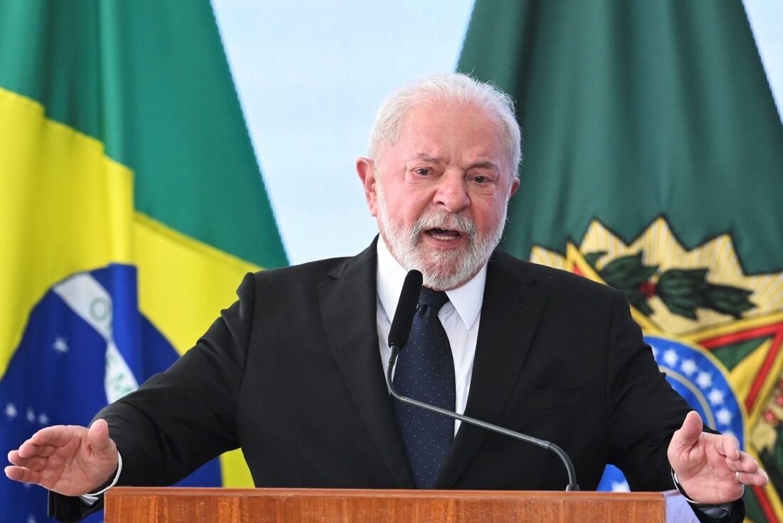 Lula está com pneumonia leve e adia viagem para a China