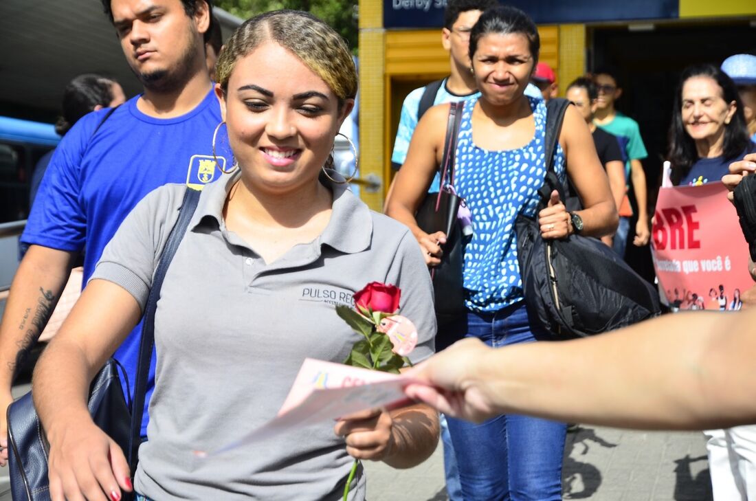Ação distribui flores e panfletos em homenagem ao Dia Internacional da Mulher no Recife