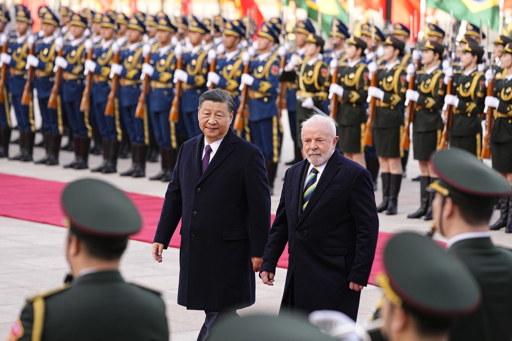 Lula se reúne com Xi Jinping depois de criticar o dólar e o FMI