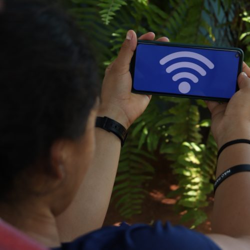 Desconectado da internet? Descubra 5 maneiras econômicas de se conectar em qualquer