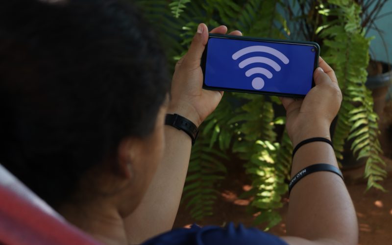 Desconectado da internet? Descubra 5 maneiras econômicas de se conectar em qualquer